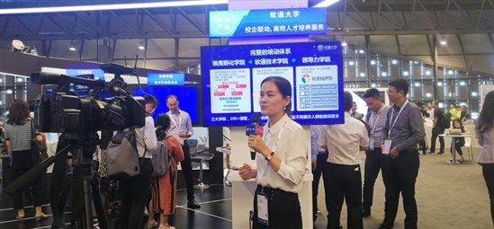 “云”开见日，“AI”生花，z6com·尊龙携五大主题亮相华为HC大会